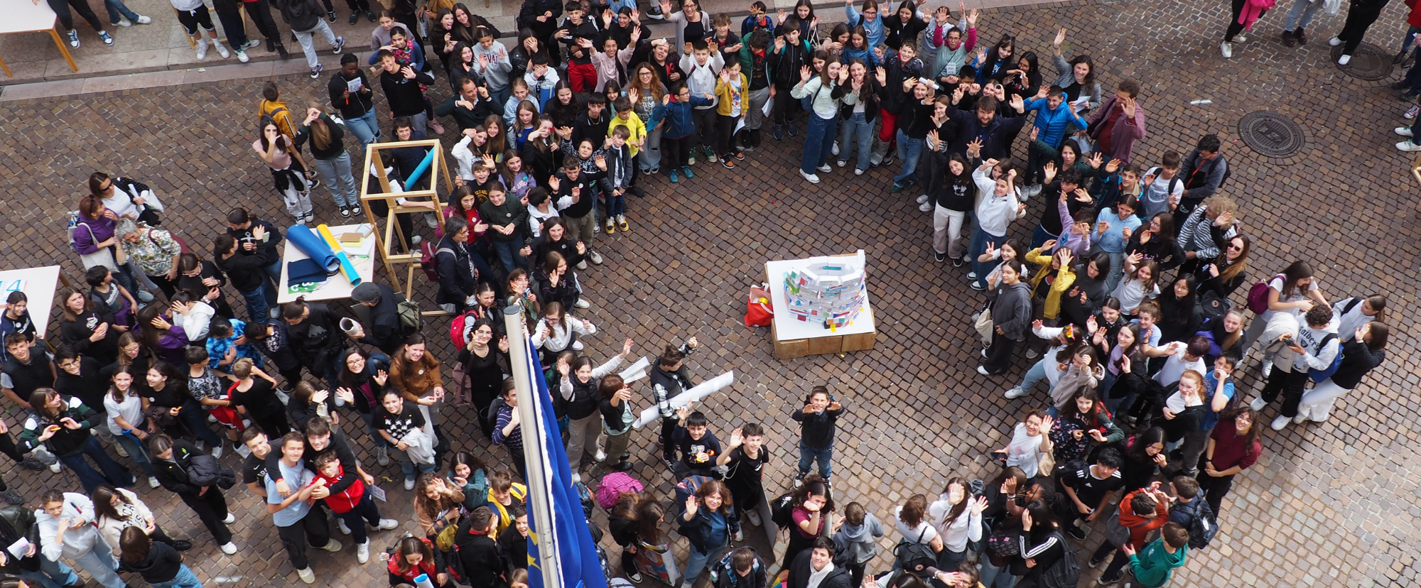 Un gruppo di ragazzi e ragazze in via Belenzani, ripresi dall'alto