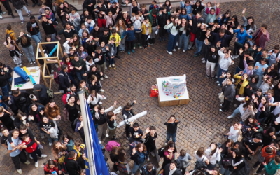 Un gruppo di ragazzi e ragazze in via Belenzani, ripresi dall'alto