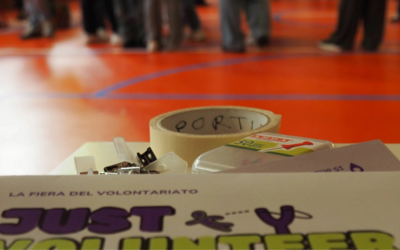 un volantino in primo piano sullo sfondo una palestra e delle persone