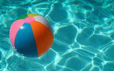 palla colorata che galleggia in una piscina
