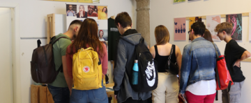 Ragazzi e ragazze vicino ad un tavolo