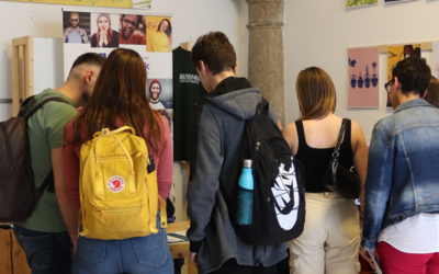 Ragazzi e ragazze vicino ad un tavolo