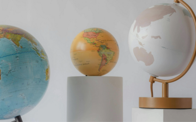 tre mappamondi di diverse misure e colori