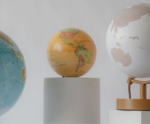 tre mappamondi di diverse misure e colori