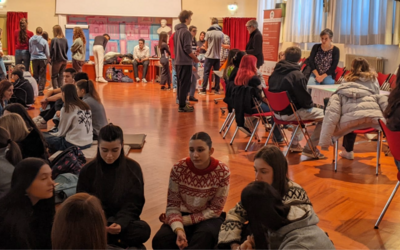 un gruppo di stidenti e studentesse in una grande sala