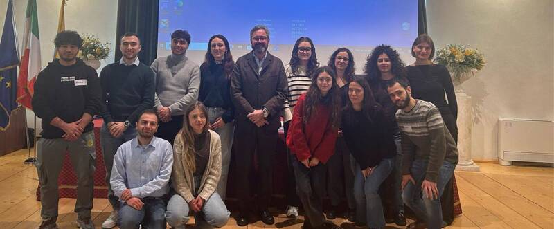 Foto nuovi tirocinanti febbraio 2025 - giugno/luglio 2025 con il sindaco Franco Ianeselli