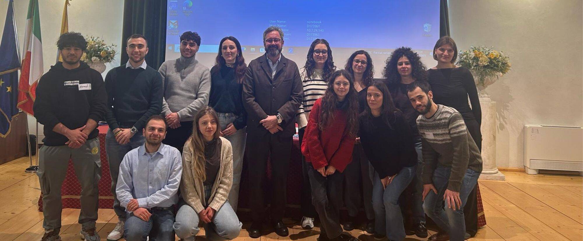 Foto nuovi tirocinanti febbraio 2025 - giugno/luglio 2025 con il sindaco Franco Ianeselli