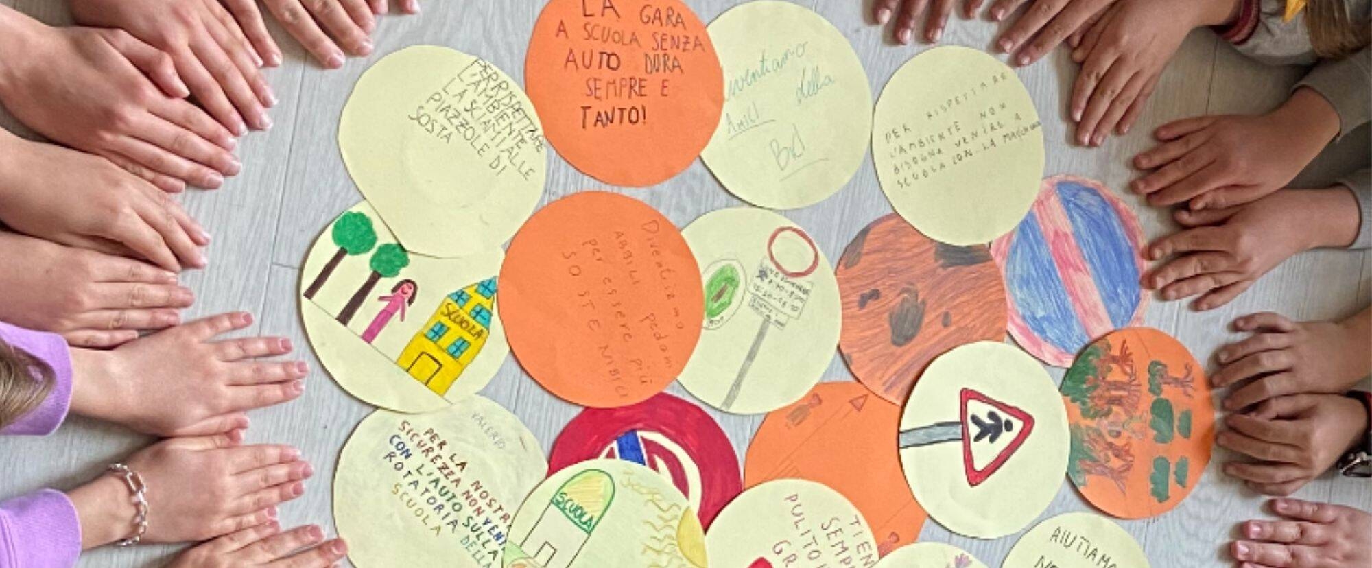 Immagine: gara a scuola senza auto