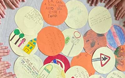 Immagine: gara a scuola senza auto