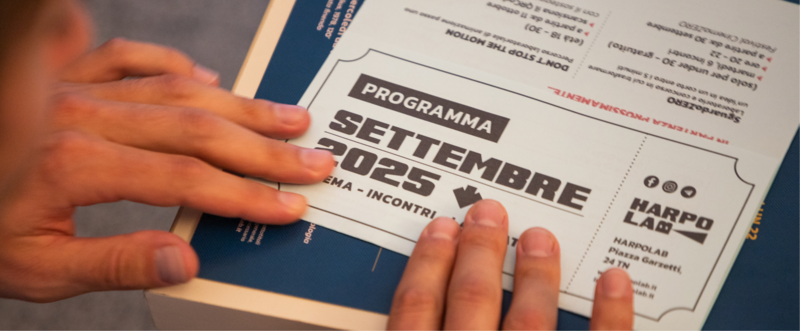 Due mani su un foglio con il logo di harpolab