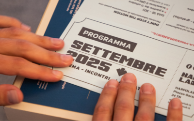 Due mani su un foglio con il logo di harpolab