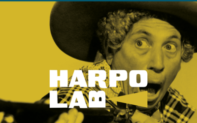 Un'immagine di Harpo Marx su sfondo giallo e il logo di HarpoLab