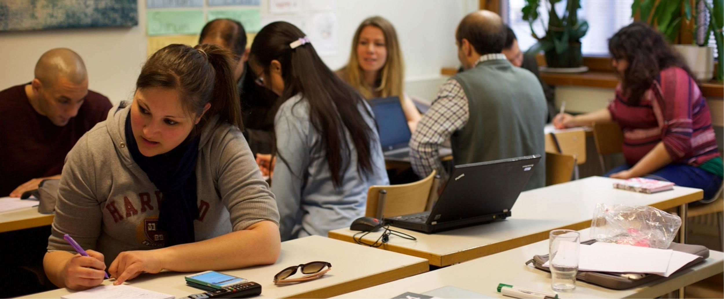 un gruppo di docenti a dei tavoli un gruppo di docenti a dei tavoli