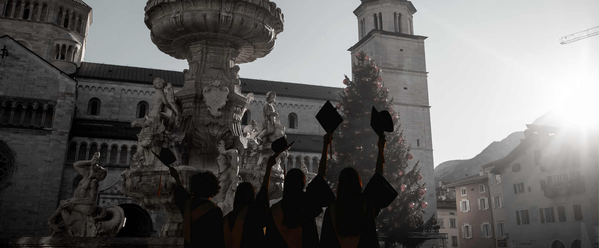 Dei ragazzi con il cappello del diploma in piazza Duomo a Trento