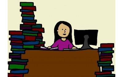 disegno di una bibliotecaria alla scrivania che lavora al computer con pile di libri vicino