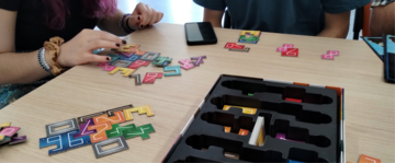 un gioco da tavolo e delle mani