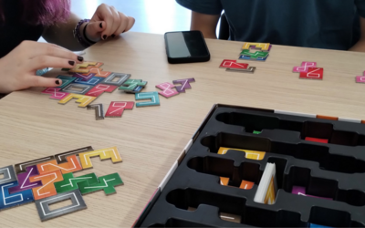 un gioco da tavolo e delle mani