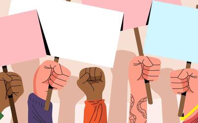 Mani con cartelli su sfondo rosa.