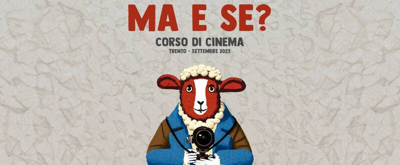 Scritta "ma e se?" sopra a pecora rossa che tiene una fotocamera