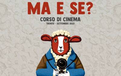 Scritta "ma e se?" sopra a pecora rossa che tiene una fotocamera