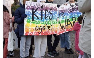 Un cartellone di bambini per la pace in piazza Duomo