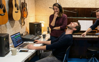 Due ragazzi e una ragazza in una sala del centro musica