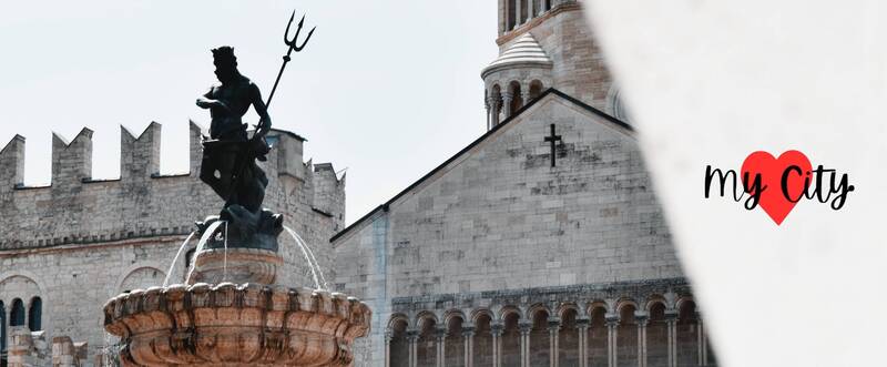Statua su fontana con sfondo di cattedrale
