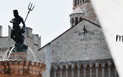 Statua su fontana con sfondo di cattedrale