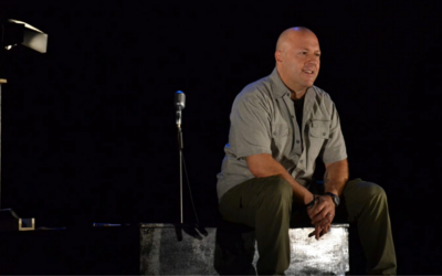 L'attore MArio Cagol al centro di un palco buio