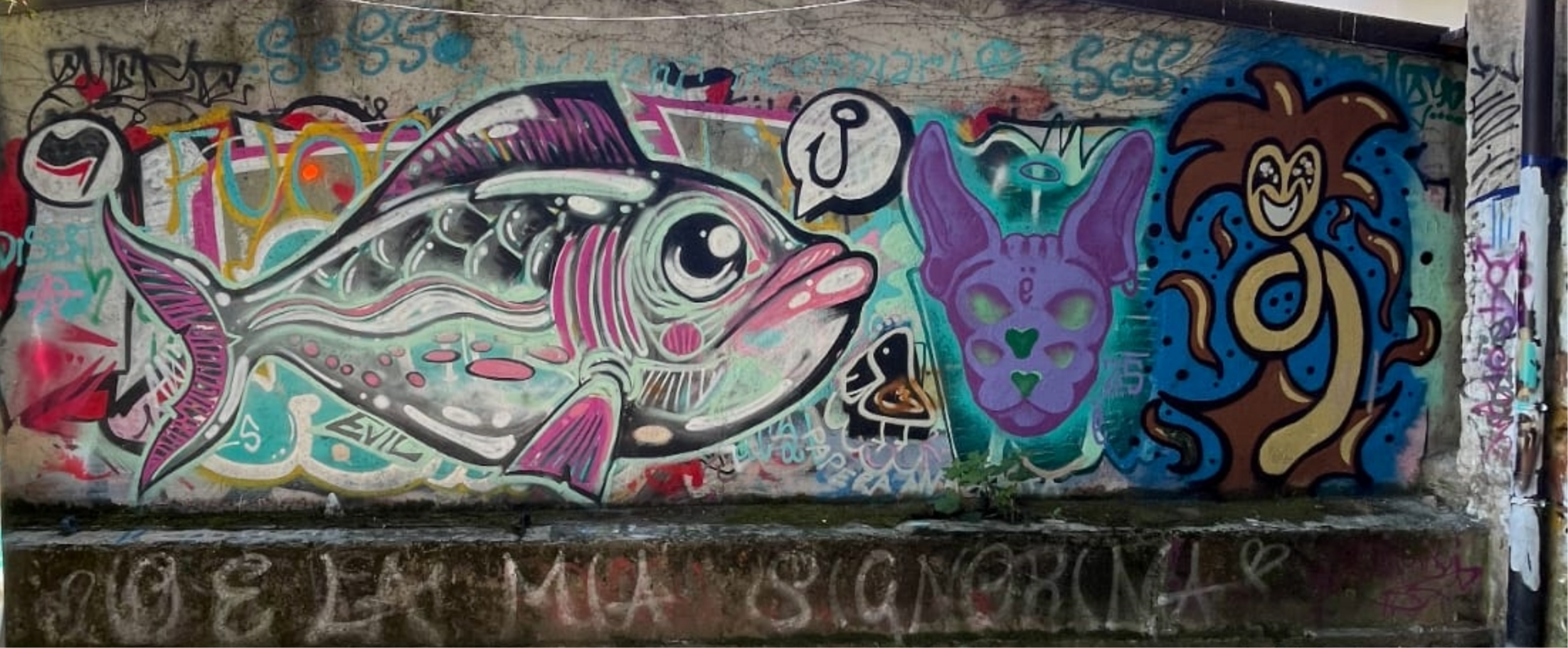 murales di un pesce ed altri soggetti