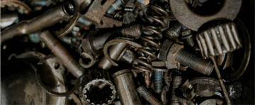 ingranaggi molle e piccoli oggetti metallici