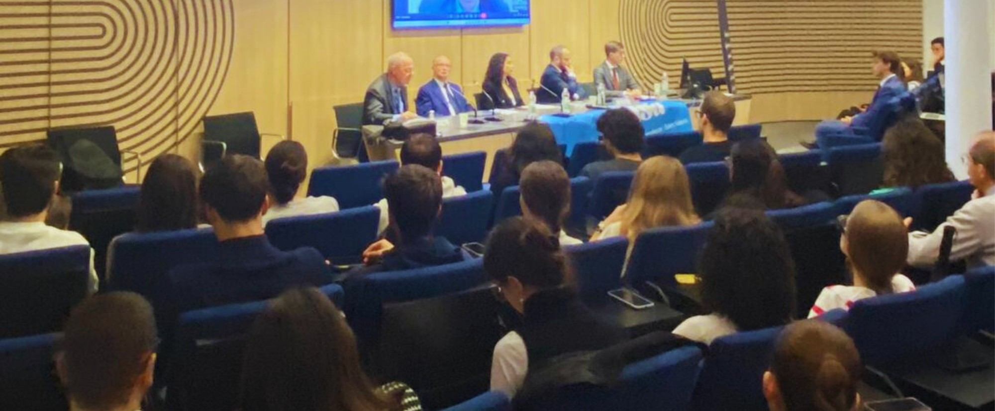 Una sala tipo auditorium durante una conferenza