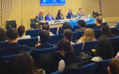 Una sala tipo auditorium durante una conferenza