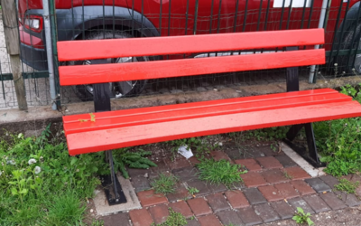 Una panchina rossa su una strada