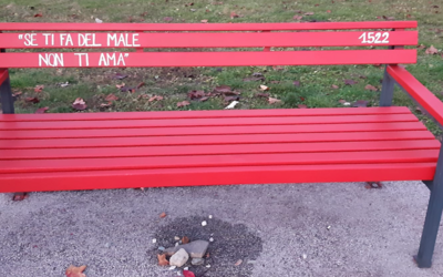 Una panchina rossa in un parco