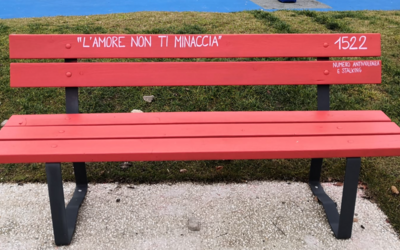 Una panchina rossa in un parco 