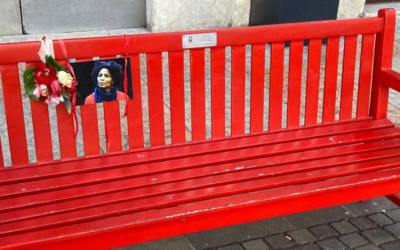 Una panchina rossa con l'immagine di Agitu