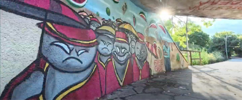 Un murales colorato in un sottopassaggio