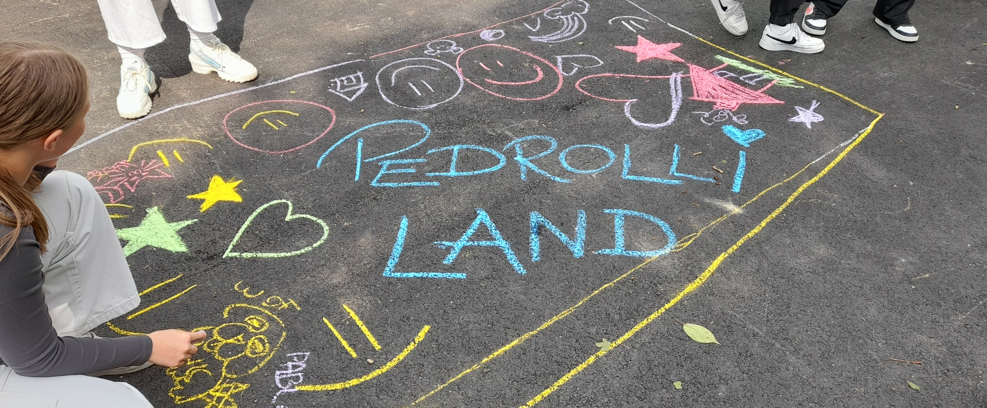 Una strada con dei disegni a gessetti colorati