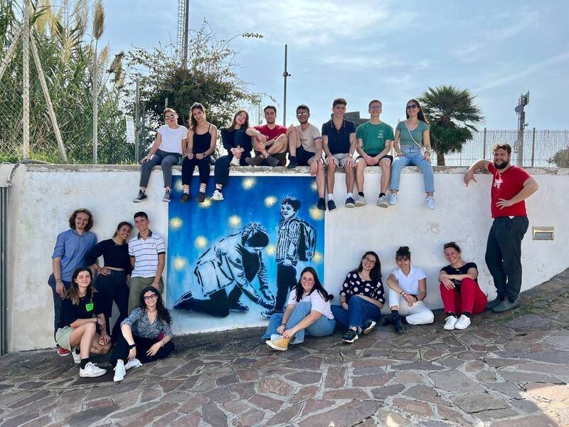 Foto di gruppo con murales a tema europa