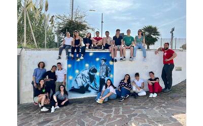 Foto di gruppo con murales a tema europa