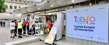 Piazza Duomo con i padiglioni dedicati al volontariato locale