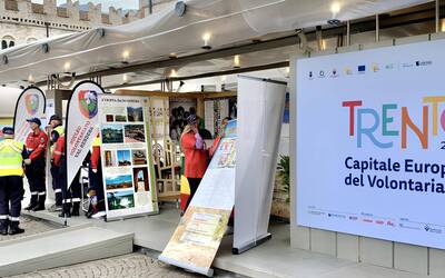 Piazza Duomo con i padiglioni dedicati al volontariato locale