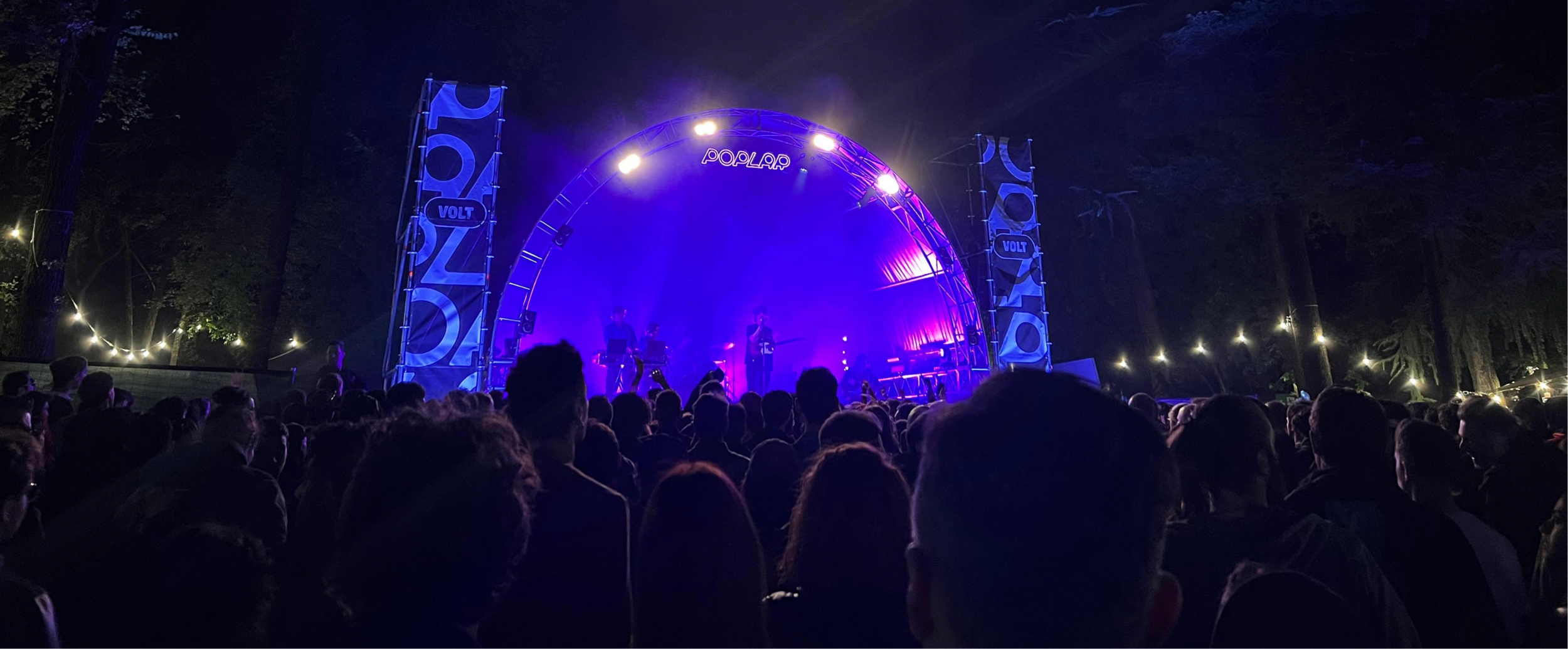 Dei ragazzi sotto ad un palco di notte Dei ragazzi sotto ad un palco di notte