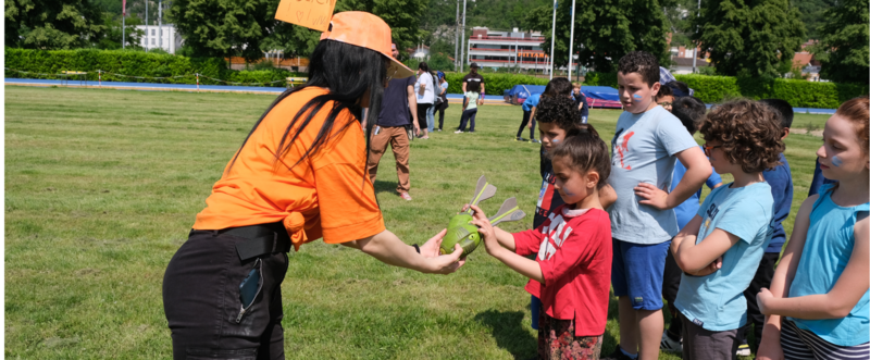 bambini e bambine pronti per giocare al parco