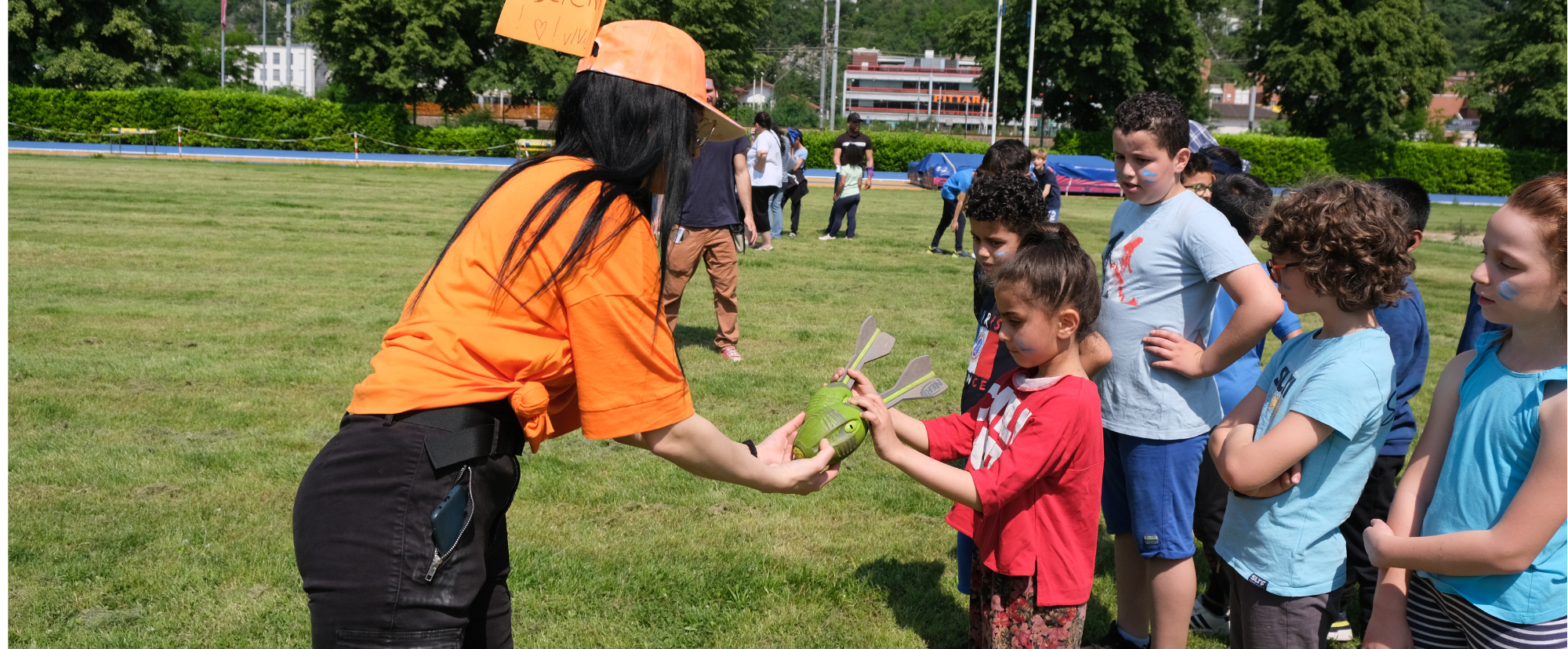 bambini e bambine pronti per giocare al parco