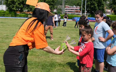 bambini e bambine pronti per giocare al parco