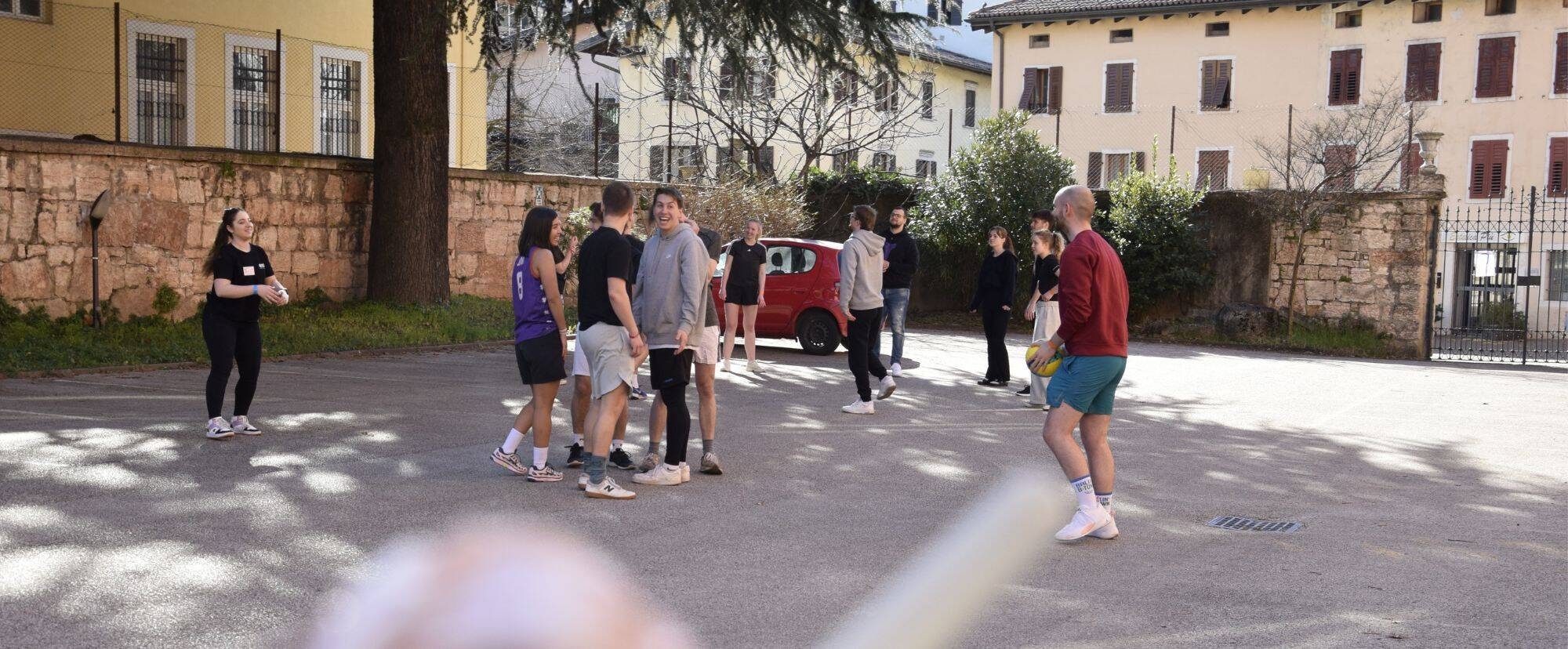 Un cortile con alcuni ragazzi che giocano