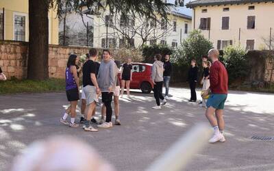 Un cortile con alcuni ragazzi che giocano