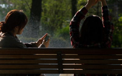 Immagine: ragazze panchina